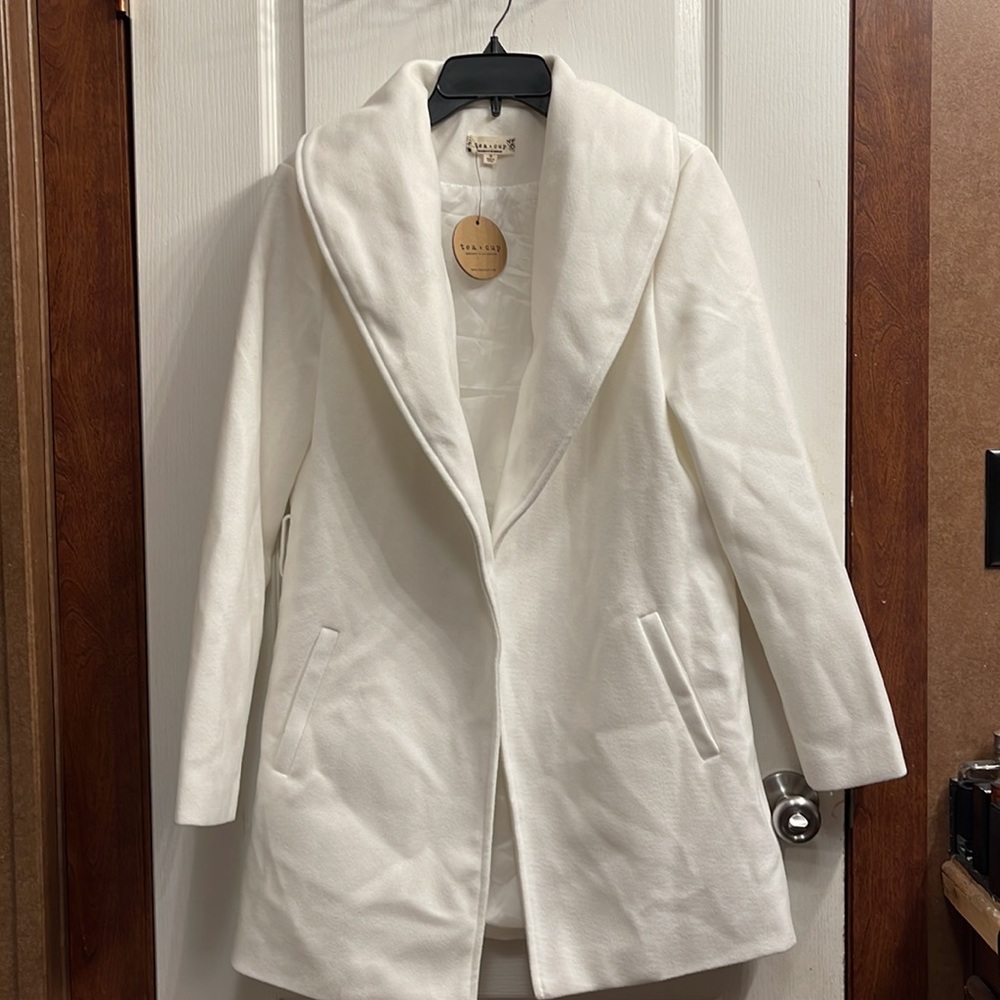 ‼️SOLD‼️ White tea cup coat absolutely gorgeous !